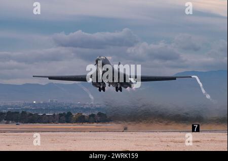 Un B-1B lancer décolle pour une mission d'intégration de l'école d'armes à la base aérienne de Nellis, Nevada, Dec. 5, 2022. L'école d'armes de l'armée de l'air américaine Banque D'Images