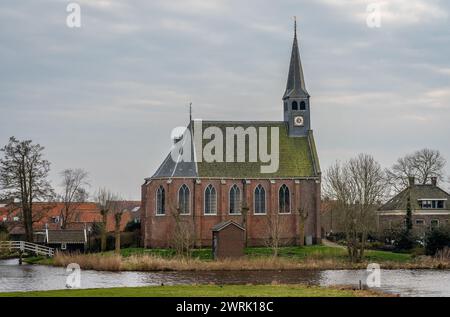 Église hollandaise historique réformée dans le village de West-Graftdijk, municipalité d'Alkmaar Banque D'Images