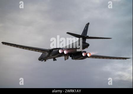 Un B-1B lancer décolle pour une mission d'intégration de l'école d'armes à la base aérienne de Nellis, Nevada, Dec. 5, 2022. L'école d'armes de l'armée de l'air américaine Banque D'Images