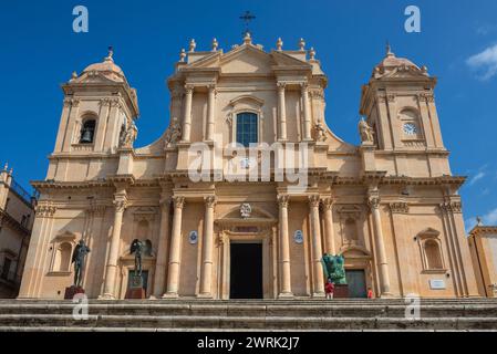 Cathédrale Saint-Nicolas de Myra et sculptures d'Igor Mitoraj dans la ville de Noto dans la province de Syracuse sur l'île de Sicile, Italie Banque D'Images