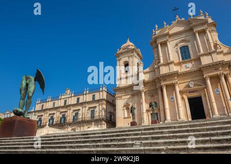 Cathédrale Saint-Nicolas de Myra et sculptures d'Igor Mitoraj dans la ville de Noto dans la province de Syracuse sur l'île de Sicile, Italie Banque D'Images