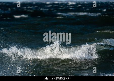 COIFFAGE BLANC, SOMMET, VAGUES, MERS ORAGEUSES, MER BALTIQUE : vagues de coiffage blanc dans une tempête de la mer Baltique au large de la côte de Jurmo, une petite île de l'archipel de Turku, au large de la côte sud-ouest de la Finlande. Photo : Rob Watkins. INFO : Jurmo Ia une population d'environ 50 personnes, et est connu pour son terrain accidenté, ses paysages pittoresques et sa flore et sa faune uniques. Jurmo est la dernière partie aérienne du système géologique de crêtes de Salpausselkä de l'âge glaciaire, qui traverse la Finlande. Banque D'Images