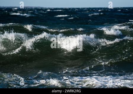 COIFFAGE BLANC, SOMMET, VAGUES, MERS ORAGEUSES, MER BALTIQUE : vagues de coiffage blanc dans une tempête de la mer Baltique au large de la côte de Jurmo, une petite île de l'archipel de Turku, au large de la côte sud-ouest de la Finlande. Photo : Rob Watkins. INFO : Jurmo Ia une population d'environ 50 personnes, et est connu pour son terrain accidenté, ses paysages pittoresques et sa flore et sa faune uniques. Jurmo est la dernière partie aérienne du système géologique de crêtes de Salpausselkä de l'âge glaciaire, qui traverse la Finlande. Banque D'Images