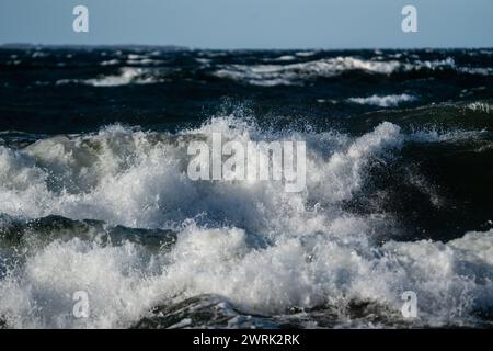 COIFFAGE BLANC, SOMMET, VAGUES, MERS ORAGEUSES, MER BALTIQUE : vagues de coiffage blanc dans une tempête de la mer Baltique au large de la côte de Jurmo, une petite île de l'archipel de Turku, au large de la côte sud-ouest de la Finlande. Photo : Rob Watkins. INFO : Jurmo Ia une population d'environ 50 personnes, et est connu pour son terrain accidenté, ses paysages pittoresques et sa flore et sa faune uniques. Jurmo est la dernière partie aérienne du système géologique de crêtes de Salpausselkä de l'âge glaciaire, qui traverse la Finlande. Banque D'Images