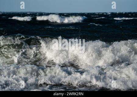 COIFFAGE BLANC, SOMMET, VAGUES, MERS ORAGEUSES, MER BALTIQUE : vagues de coiffage blanc dans une tempête de la mer Baltique au large de la côte de Jurmo, une petite île de l'archipel de Turku, au large de la côte sud-ouest de la Finlande. Photo : Rob Watkins. INFO : Jurmo Ia une population d'environ 50 personnes, et est connu pour son terrain accidenté, ses paysages pittoresques et sa flore et sa faune uniques. Jurmo est la dernière partie aérienne du système géologique de crêtes de Salpausselkä de l'âge glaciaire, qui traverse la Finlande. Banque D'Images