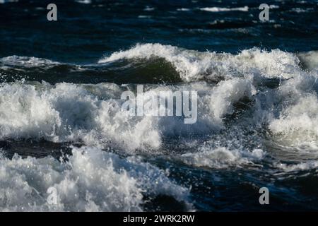 COIFFAGE BLANC, SOMMET, VAGUES, MERS ORAGEUSES, MER BALTIQUE : vagues de coiffage blanc dans une tempête de la mer Baltique au large de la côte de Jurmo, une petite île de l'archipel de Turku, au large de la côte sud-ouest de la Finlande. Photo : Rob Watkins. INFO : Jurmo Ia une population d'environ 50 personnes, et est connu pour son terrain accidenté, ses paysages pittoresques et sa flore et sa faune uniques. Jurmo est la dernière partie aérienne du système géologique de crêtes de Salpausselkä de l'âge glaciaire, qui traverse la Finlande. Banque D'Images