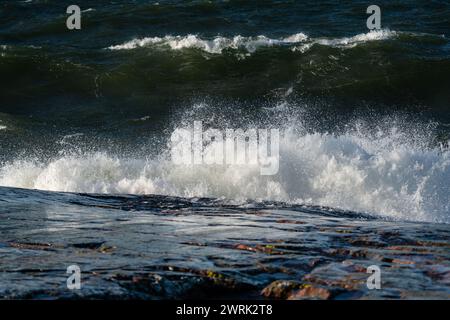 COIFFAGE BLANC, SOMMET, VAGUES, MERS ORAGEUSES, MER BALTIQUE : vagues de coiffage blanc dans une tempête de la mer Baltique au large de la côte de Jurmo, une petite île de l'archipel de Turku, au large de la côte sud-ouest de la Finlande. Photo : Rob Watkins. INFO : Jurmo Ia une population d'environ 50 personnes, et est connu pour son terrain accidenté, ses paysages pittoresques et sa flore et sa faune uniques. Jurmo est la dernière partie aérienne du système géologique de crêtes de Salpausselkä de l'âge glaciaire, qui traverse la Finlande. Banque D'Images