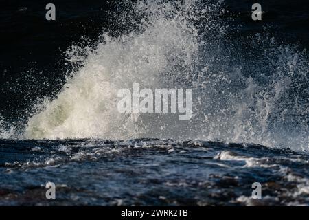 COIFFAGE BLANC, SOMMET, VAGUES, MERS ORAGEUSES, MER BALTIQUE : vagues de coiffage blanc dans une tempête de la mer Baltique au large de la côte de Jurmo, une petite île de l'archipel de Turku, au large de la côte sud-ouest de la Finlande. Photo : Rob Watkins. INFO : Jurmo Ia une population d'environ 50 personnes, et est connu pour son terrain accidenté, ses paysages pittoresques et sa flore et sa faune uniques. Jurmo est la dernière partie aérienne du système géologique de crêtes de Salpausselkä de l'âge glaciaire, qui traverse la Finlande. Banque D'Images