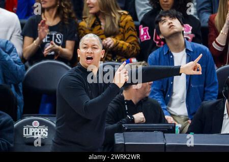 Los Angeles, États-Unis. 12 mars 2024. Tyronn lue, entraîneur-chef des Clippers de Los Angeles, dirige un match de basket-ball NBA contre les Timberwolves du Minnesota au Crypto.com Arena. Timberwolves 118:100 Clippers Credit : SOPA images Limited/Alamy Live News Banque D'Images