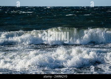 COIFFAGE BLANC, SOMMET, VAGUES, MERS ORAGEUSES, MER BALTIQUE : vagues de coiffage blanc dans une tempête de la mer Baltique au large de la côte de Jurmo, une petite île de l'archipel de Turku, au large de la côte sud-ouest de la Finlande. Photo : Rob Watkins. INFO : Jurmo Ia une population d'environ 50 personnes, et est connu pour son terrain accidenté, ses paysages pittoresques et sa flore et sa faune uniques. Jurmo est la dernière partie aérienne du système géologique de crêtes de Salpausselkä de l'âge glaciaire, qui traverse la Finlande. Banque D'Images