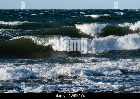 COIFFAGE BLANC, SOMMET, VAGUES, MERS ORAGEUSES, MER BALTIQUE : vagues de coiffage blanc dans une tempête de la mer Baltique au large de la côte de Jurmo, une petite île de l'archipel de Turku, au large de la côte sud-ouest de la Finlande. Photo : Rob Watkins. INFO : Jurmo Ia une population d'environ 50 personnes, et est connu pour son terrain accidenté, ses paysages pittoresques et sa flore et sa faune uniques. Jurmo est la dernière partie aérienne du système géologique de crêtes de Salpausselkä de l'âge glaciaire, qui traverse la Finlande. Banque D'Images