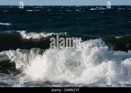 COIFFAGE BLANC, SOMMET, VAGUES, MERS ORAGEUSES, MER BALTIQUE : vagues de coiffage blanc dans une tempête de la mer Baltique au large de la côte de Jurmo, une petite île de l'archipel de Turku, au large de la côte sud-ouest de la Finlande. Photo : Rob Watkins. INFO : Jurmo Ia une population d'environ 50 personnes, et est connu pour son terrain accidenté, ses paysages pittoresques et sa flore et sa faune uniques. Jurmo est la dernière partie aérienne du système géologique de crêtes de Salpausselkä de l'âge glaciaire, qui traverse la Finlande. Banque D'Images