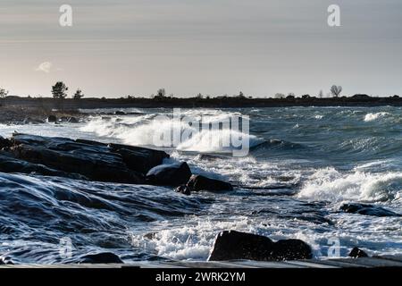 D'ÉNORMES VAGUES DE TEMPÊTE S'ÉCRASENT SUR Une PLAGE INSULAIRE ISOLÉE, LA MER BALTIQUE : des vagues de tempête s'écrasent sur une plage de Jurmo, une petite île de l'archipel de Turku, au large de la côte sud-ouest de la Finlande. Photo : Rob Watkins. INFO : Jurmo a une population d'environ 50 personnes, et est connu pour son terrain accidenté, ses paysages pittoresques et sa flore et sa faune uniques. Jurmo est la dernière partie aérienne du système géologique de crêtes de Salpausselkä de l'âge glaciaire, qui traverse la Finlande. Banque D'Images