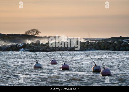 LES VAGUES S'ÉCRASENT SUR Un BRISE-LAMES DANS LE PORT PRINCIPAL de JURMO, MER BALTIQUE : les vagues de tempête hivernales balaient le long d'un brise-lames dans le port principal de ferry de Jurmo, une petite île de l'archipel de Turku, au large de la côte sud-ouest de la Finlande. Photo : Rob Watkins. INFO : Jurmo a une population d'environ 50 personnes, et est connu pour son terrain accidenté, ses paysages pittoresques et sa flore et sa faune uniques. Jurmo est la dernière partie aérienne du système géologique de crêtes de Salpausselkä de l'âge glaciaire, qui traverse la Finlande. Banque D'Images