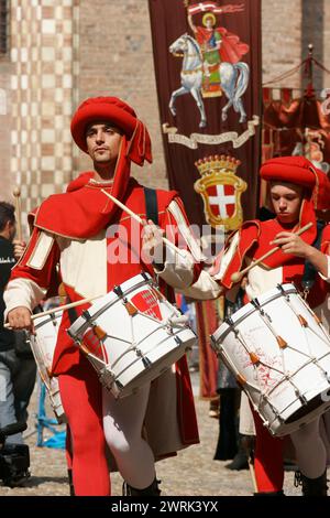 Traditionnel défilé médiéval historique du Palio d'Asti dans le Piémont, Italie Banque D'Images