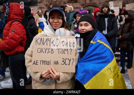 Activistes ukrainiens posant avec une bannière 'Maire, vous allez bien? Où est l'argent sur l'armée?" Lors d'un rassemblement devant le bureau de la ville de Kiev - 10 février 2024 Banque D'Images