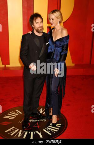 BEVERLY HILLS, CALIFORNIE - 10 MARS : (de gauche à droite) Sam Rockwell et Leslie Bibb assistent à la Vanity Fair Oscar Party 2024 animée par Radhika Jones à Wallis Ann Banque D'Images