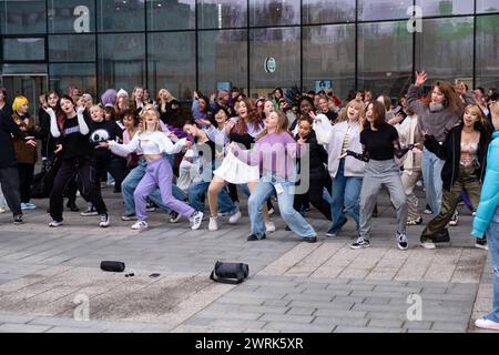 KPOP RANDOM PLAY DANCE BATTLE, HELSINKI : un grand groupe d'adolescents participent à la KPOP Random Play Dance Battle à la Bibliothèque centrale d'Helsinki Oodi en Finlande, octobre 2022. Photo : Rob Watkins. INFO : les batailles de danse à jeu aléatoire K-POP sont des défis populaires où les participants doivent danser sur des chansons K-POP aléatoires. Ces événements, souvent organisés dans des studios de danse ou en ligne, mettent à l'épreuve les connaissances et les compétences des danseurs dans l'exécution de chorégraphies de divers groupes K-pop, favorisant une compétition amicale. Banque D'Images