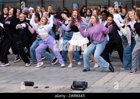 KPOP RANDOM PLAY DANCE BATTLE, HELSINKI : un grand groupe d'adolescents participent à la KPOP Random Play Dance Battle à la Bibliothèque centrale d'Helsinki Oodi en Finlande, octobre 2022. Photo : Rob Watkins. INFO : les batailles de danse à jeu aléatoire K-POP sont des défis populaires où les participants doivent danser sur des chansons K-POP aléatoires. Ces événements, souvent organisés dans des studios de danse ou en ligne, mettent à l'épreuve les connaissances et les compétences des danseurs dans l'exécution de chorégraphies de divers groupes K-pop, favorisant une compétition amicale. Banque D'Images