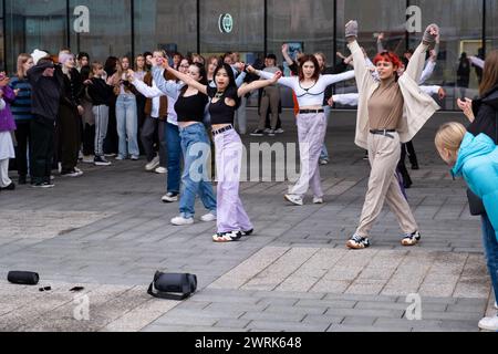 KPOP RANDOM PLAY DANCE BATTLE, HELSINKI : un grand groupe d'adolescents participent à la KPOP Random Play Dance Battle à la Bibliothèque centrale d'Helsinki Oodi en Finlande, octobre 2022. Photo : Rob Watkins. INFO : les batailles de danse à jeu aléatoire K-POP sont des défis populaires où les participants doivent danser sur des chansons K-POP aléatoires. Ces événements, souvent organisés dans des studios de danse ou en ligne, mettent à l'épreuve les connaissances et les compétences des danseurs dans l'exécution de chorégraphies de divers groupes K-pop, favorisant une compétition amicale. Banque D'Images