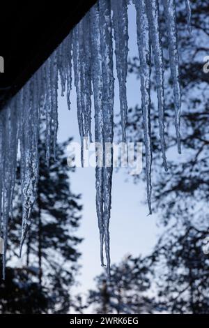 Glaçons massifs sur une maison d'été en hiver sur le lac gelé dans la région de Kajaani en Finlande centrale. La ville de Kajaani et la région environnante de Kainuu est un havre de paix de la vie finlandaise authentique dans la tranquillité et la beauté naturelle du cœur de la Finlande. Le magnifique paysage naturel, y compris le magnifique lac Oulujärvi, offre un cadre idyllique pour les activités de plein air, y compris la pêche, la randonnée, le ski et la motoneige. Banque D'Images