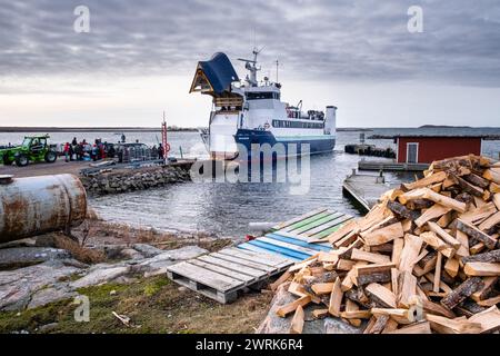 FERRY ARCHIPEL LOCAL, MS Utö, JURMO : le ferry archipel gratuit MS Utö arrive avec ses portes ouvertes à Jurmo, une petite île de l'archipel Turku, au large de la côte sud-ouest de la Finlande. Photo : Rob Watkins. INFO : Jurmo a une population d'environ 50 personnes, et est connu pour son terrain accidenté, ses paysages pittoresques et sa flore et sa faune uniques. Jurmo est la dernière partie aérienne du système géologique de crêtes de Salpausselkä de l'âge glaciaire, qui traverse la Finlande. Banque D'Images