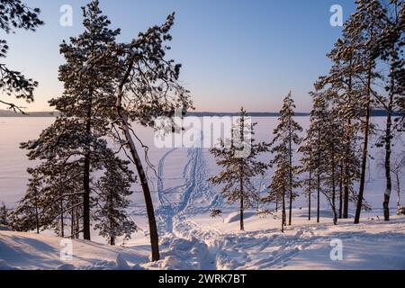 Une maison d'été en hiver sur un lac gelé int he Kajaani région du centre de la Finlande Banque D'Images