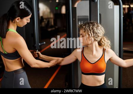 entraîneur féminin attrayant expliquant à son client jolly attrayant comment utiliser la machine de presse de poitrine Banque D'Images