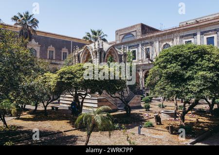 Un de la cour de l'Université de Catane - Département des Sciences humaines, ancien monastère bénédictin dans la ville de Catane sur l'île de Sicile, Italie Banque D'Images