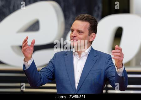 Essen, Allemagne. 13 mars 2024. Leonhard Birnbaum, PDG d'EON, monte sur le podium lors de la conférence de presse annuelle d'Eon se pour 2023. Crédit : Henning Kaiser/dpa/Alamy Live News Banque D'Images