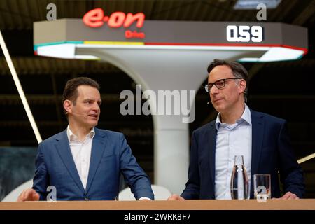 Essen, Allemagne. 13 mars 2024. Leonhard Birnbaum (g), PDG d'EON, et Marc Spieker, directeur financier, montent sur le podium lors de la conférence de presse annuelle d'Eon se pour 2023. Crédit : Henning Kaiser/dpa/Alamy Live News Banque D'Images