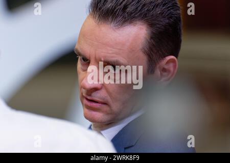 Essen, Allemagne. 13 mars 2024. Leonhard Birnbaum, PDG d'EON, monte sur le podium lors de la conférence de presse annuelle d'Eon se pour 2023. Crédit : Henning Kaiser/dpa/Alamy Live News Banque D'Images