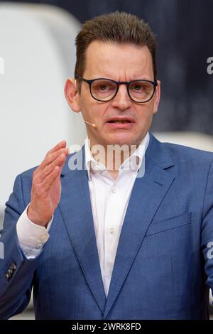Essen, Allemagne. 13 mars 2024. Leonhard Birnbaum, PDG d'EON, monte sur le podium lors de la conférence de presse annuelle d'Eon se pour 2023. Crédit : Henning Kaiser/dpa/Alamy Live News Banque D'Images