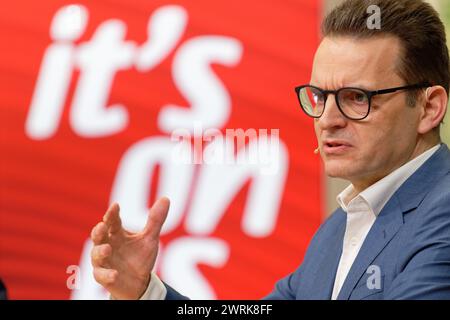Essen, Allemagne. 13 mars 2024. Leonhard Birnbaum, PDG d'EON, monte sur le podium lors de la conférence de presse annuelle d'Eon se pour 2023. Crédit : Henning Kaiser/dpa/Alamy Live News Banque D'Images