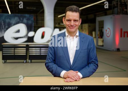 Essen, Allemagne. 13 mars 2024. Leonhard Birnbaum, PDG d'EON, monte sur le podium lors de la conférence de presse annuelle d'Eon se pour 2023. Crédit : Henning Kaiser/dpa/Alamy Live News Banque D'Images