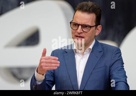 Essen, Allemagne. 13 mars 2024. Leonhard Birnbaum, PDG d'EON, monte sur le podium lors de la conférence de presse annuelle d'Eon se pour 2023. Crédit : Henning Kaiser/dpa/Alamy Live News Banque D'Images