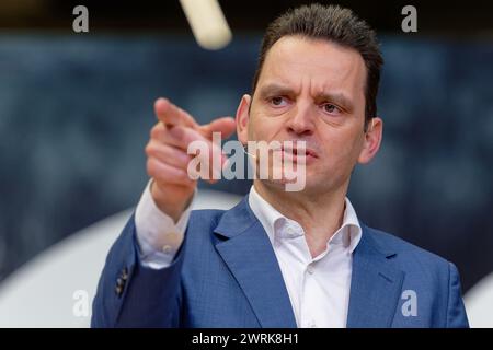 Essen, Allemagne. 13 mars 2024. Leonhard Birnbaum, PDG d'EON, monte sur le podium lors de la conférence de presse annuelle d'Eon se pour 2023. Crédit : Henning Kaiser/dpa/Alamy Live News Banque D'Images