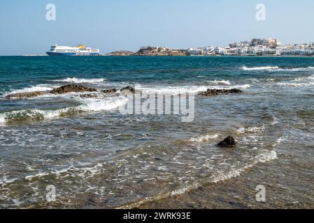 Blue Star Ferries compagnie de transport de passagers grecs fournissant des services de ferry entre le continent grec et les îles de la mer Égée à Naxos, Grèce o Banque D'Images