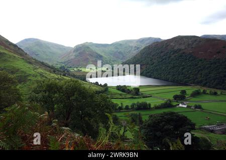 Brothers Water Lake avec les Wainwrights Hartsop Above How, Hart Crag et High Hartsop Dodd dans le parc national de Lake District, Cumbria, Angleterre, Royaume-Uni Banque D'Images