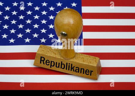 Stempel auf USA-Fahne mit Schriftzug Republikaner Stempel auf USA-Fahne mit Schriftzug Republikaner, 13.03.2024, Borkwalde, Brandenburg, Auf einem Sternenbanner steht ein Stempel mit dem Schriftzug Republikaner. *** Timbre sur drapeau américain avec lettrage républicain timbre sur drapeau américain avec lettrage républicain, 13 03 2024, Borkwalde, Brandebourg, sur une bannière étoilée est un timbre avec lettrage républicain Banque D'Images