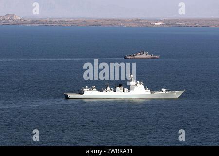 12 mars 2024, non défini, Iran : le destroyer Urumqi (118) de la Marine de l'Armée populaire de libération chinoise (PLAN) en mer lors de l'exercice naval combiné de la ''ceinture de sécurité maritime 2024'' entre l'Iran, la Russie et la Chine dans le golfe d'Oman. L’Iran a intensifié sa coopération militaire avec Pékin et Moscou en réponse aux tensions régionales avec les États-Unis, notamment en fournissant des drones militaires à la Russie avant que la nation européenne n’envahisse l’Ukraine en 2022. Les activités militaires -- qui seront menées du 11 au 15 mars -- visent à ''maintenir conjointement la sécurité maritime régionale'', accor Banque D'Images