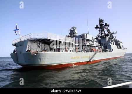 12 mars 2024, non défini, Iran : la frégate de la marine russe Maréchal Shaposhnikov (543) en mer lors des exercices navals combinés de la ''ceinture de sécurité maritime 2024'' entre l'Iran, la Russie et la Chine dans le golfe d'Oman. L’Iran a intensifié sa coopération militaire avec Pékin et Moscou en réponse aux tensions régionales avec les États-Unis, notamment en fournissant des drones militaires à la Russie avant que la nation européenne n’envahisse l’Ukraine en 2022. Les activités militaires -- qui seront menées du 11 au 15 mars -- visent à ''maintenir conjointement la sécurité maritime régionale'', selon un communiqué Banque D'Images