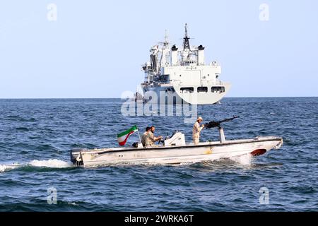 12 mars 2024, non défini, Iran : marins iraniens pilotant un hors-bord près d'un navire de ravitaillement de la Marine de l'Armée populaire de libération chinoise (PLAN) de type 903A en mer lors de l'exercice naval combiné ''ceinture de sécurité maritime 2024'' entre l'Iran, la Russie et la Chine dans le golfe d'Oman. L’Iran a intensifié sa coopération militaire avec Pékin et Moscou en réponse aux tensions régionales avec les États-Unis, notamment en fournissant des drones militaires à la Russie avant que la nation européenne n’envahisse l’Ukraine en 2022. Les activités militaires -- à mener du 11 au 15 mars -- visent à ''conjointement ma Banque D'Images