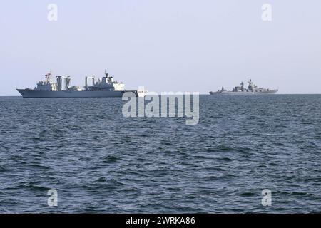 12 mars 2024, non défini, Iran : le navire de ravitaillement de la Marine de l'Armée populaire de libération chinoise (PLAN) de type 903A (902) en mer lors de l'exercice naval combiné ''ceinture de sécurité maritime 2024'' entre l'Iran, la Russie et la Chine dans le golfe d'Oman. L’Iran a intensifié sa coopération militaire avec Pékin et Moscou en réponse aux tensions régionales avec les États-Unis, notamment en fournissant des drones militaires à la Russie avant que la nation européenne n’envahisse l’Ukraine en 2022. Les activités militaires -- qui seront menées du 11 au 15 mars -- visent à ''maintenir conjointement la sécurité maritime régionale Banque D'Images