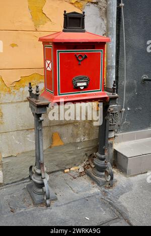 Boîte postale hongroise rouge traditionnelle sur un cadre métallique au château de Buda. Banque D'Images