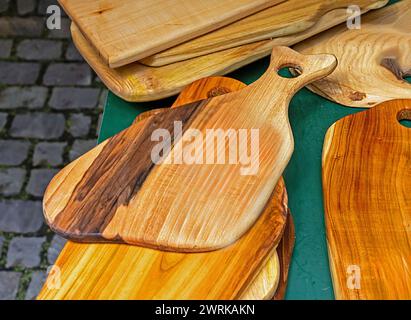 Pile de planches à découper maison vendues sur un étal de marché à l'extérieur Banque D'Images