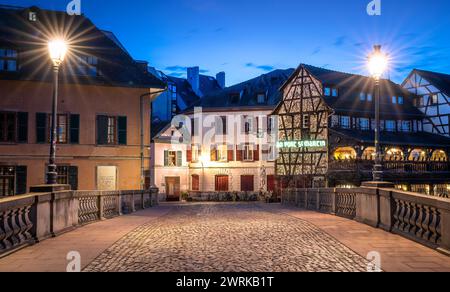 Rue pavée dans un Strasbourg la nuit Banque D'Images