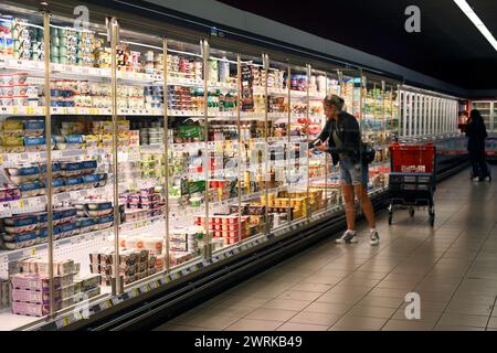 Réfrigérateur avec façade en verre avec des produits frais dans le supermarché Banque D'Images