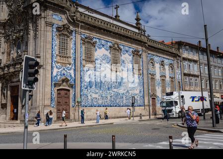 Vue latérale avec des tuiles azulejo de l'église Carmo dans la ville de Porto, Portugal Banque D'Images