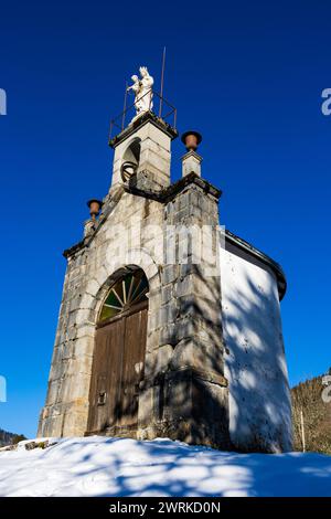 Façade de la petite chapelle de notre-Dame-du-Rosaire sur les hauteurs de Saint-Pierre-de-Chartreuse en hiver Banque D'Images